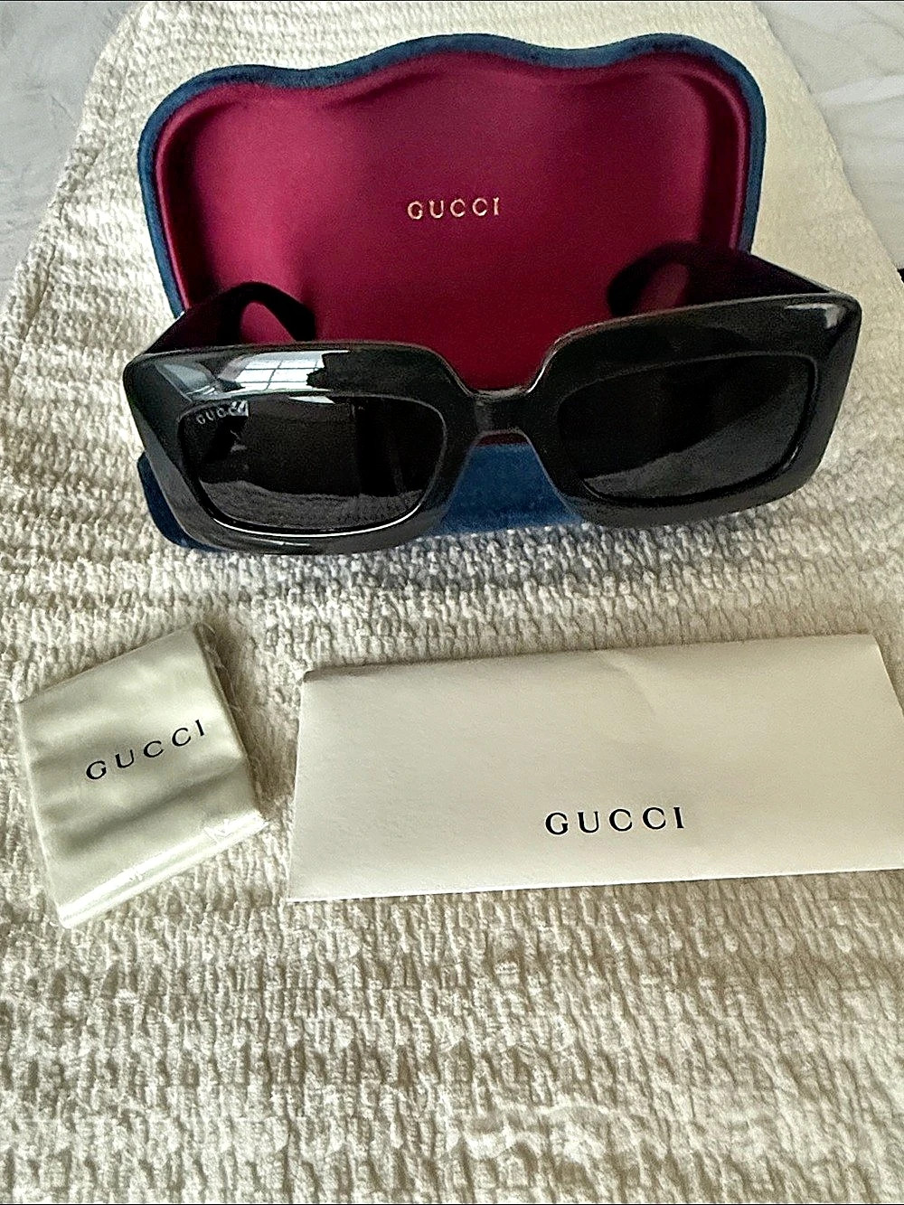 Gucci GG0811S Black & Gold Sunglasses Like New